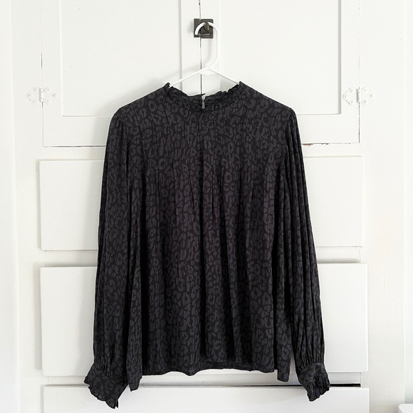Rails Ariana Top | Charcoal Batik Cheetah | Ruffle High Neck Blouse Size Large - Picture 3 of 8